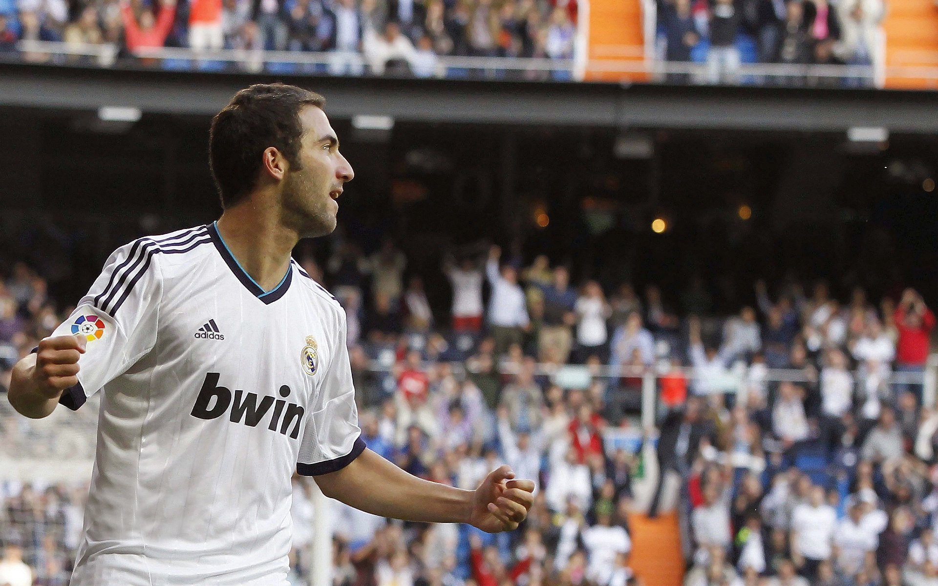 开云体育世界杯-喀麦隆淘汰赛过关巴黎，当非洲雄狮的咆哮，撞上梅西的灼热火焰  第2张